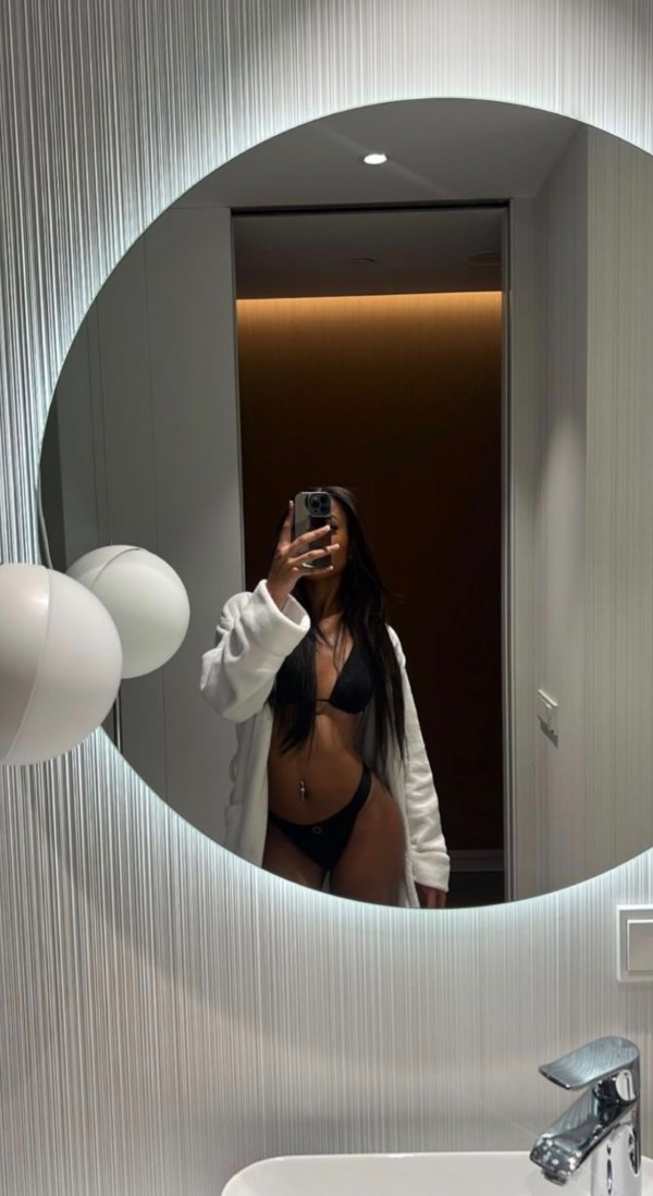 NIÑATA CACHONDA CON GANAS DE POLLA Y MUCHO SEXO
