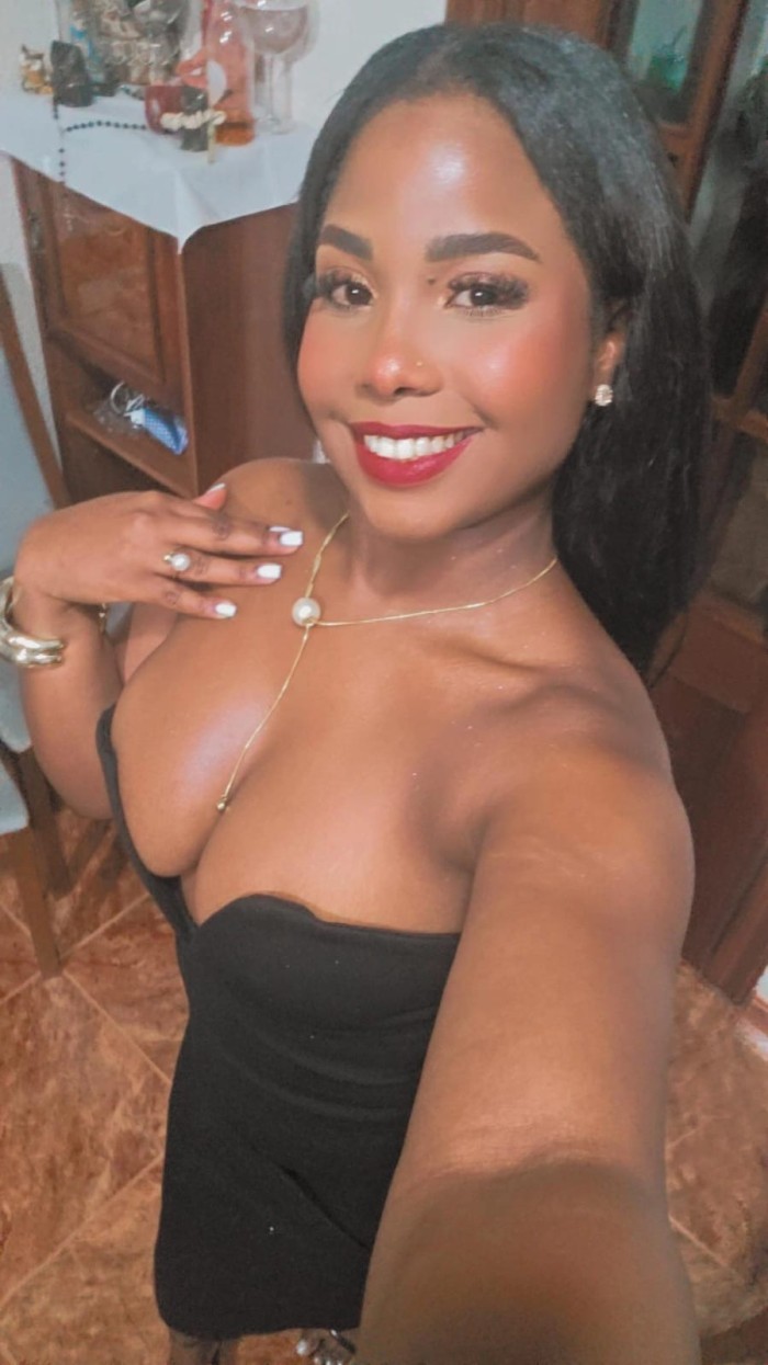 Negra tragona tetona super cañera y tragona