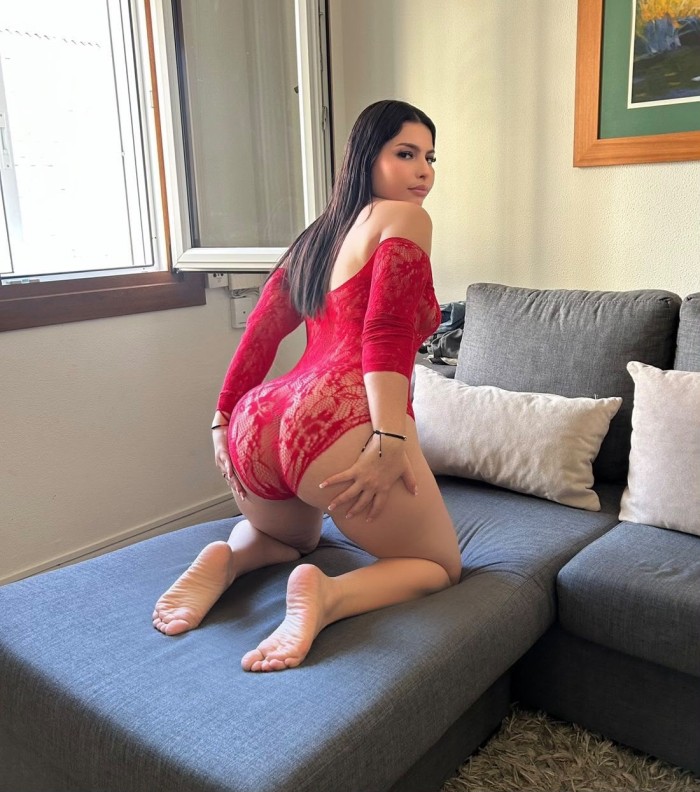 FIESTERITA MUY CACHONDA CON GANAS DE POLLA A TOPE