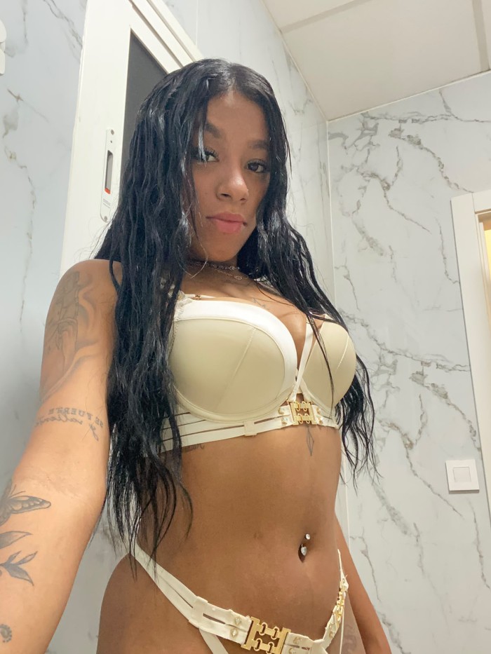 DELICIOSO COÑITO ESTRECHO FIESTERA DE LUJO