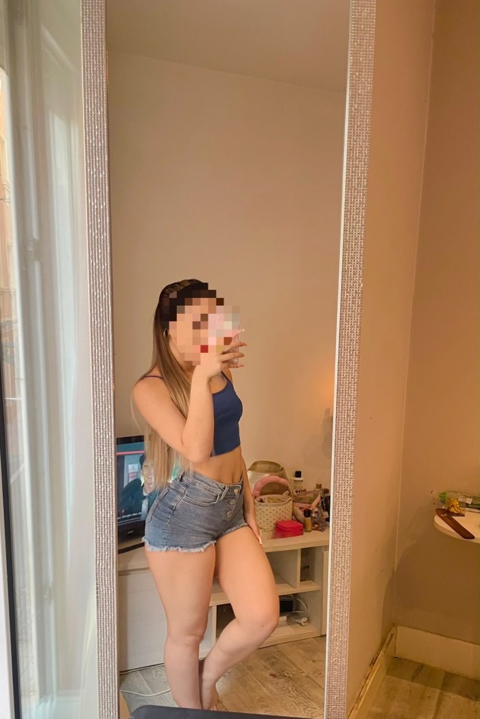 Sol hermosa jovencita