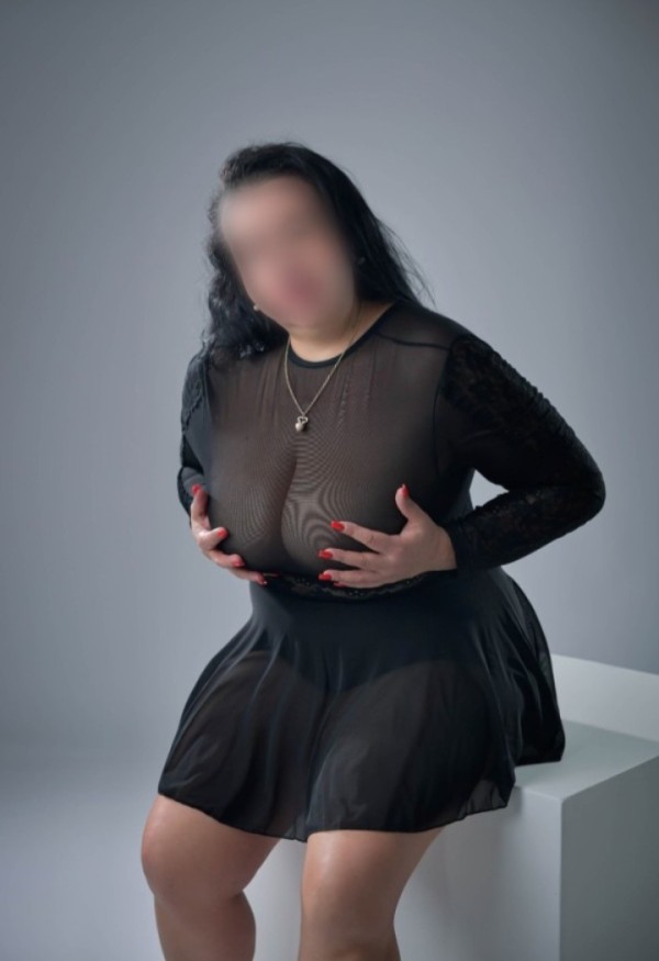 HERMOSA MUJERONGA DESDE 20 ROSA DE PURO PLACER MAMADA A TOPE