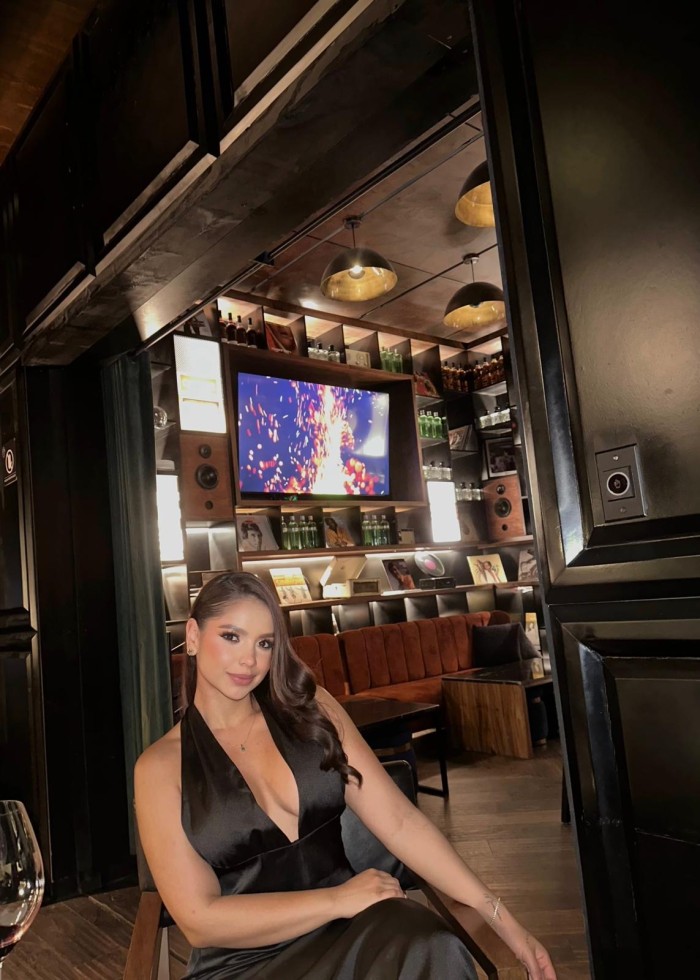 LUCÍA SEXY MORENA LATINA FIESTERA A TOPE