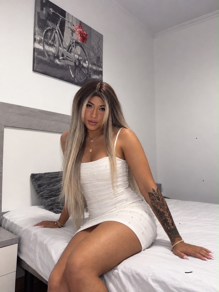 Joven latina fiestera recién llegada a valencia