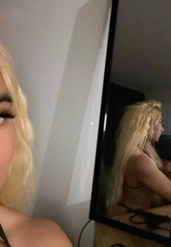 JOVEN TRANS RUBIA SÚPER POLLONA Y LECHERA