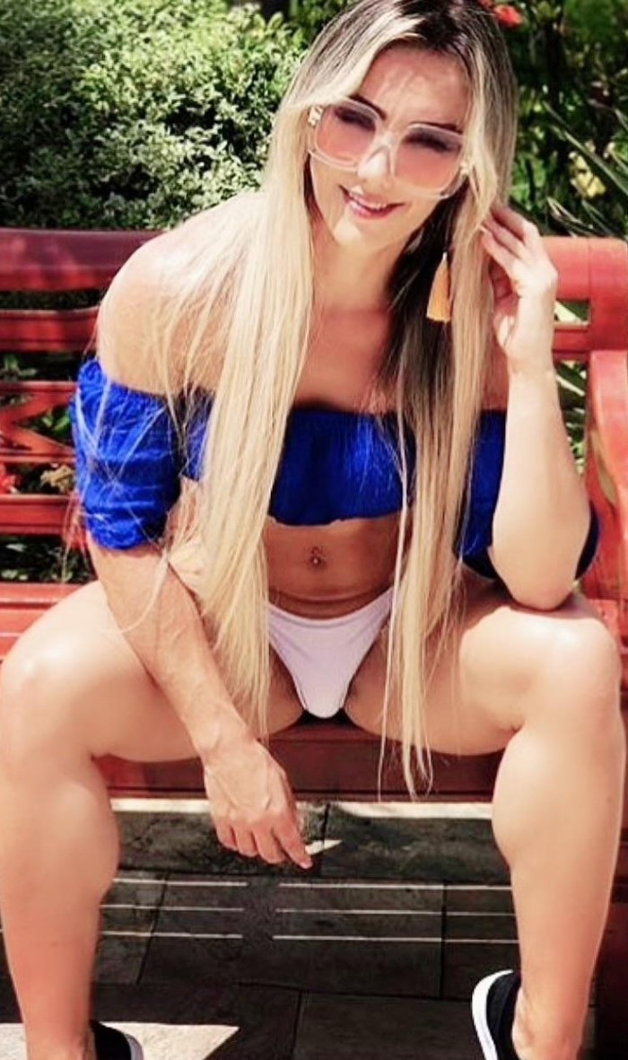 JOVEN TRANS RUBIA SÚPER POLLONA Y LECHERA