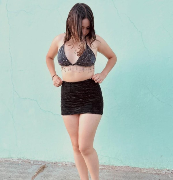 JOVENCITA TE CHUPO LA POLLA Y LOS HUEVOS