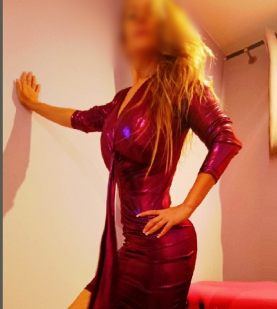 Rubia extrovertida para momentos únicos