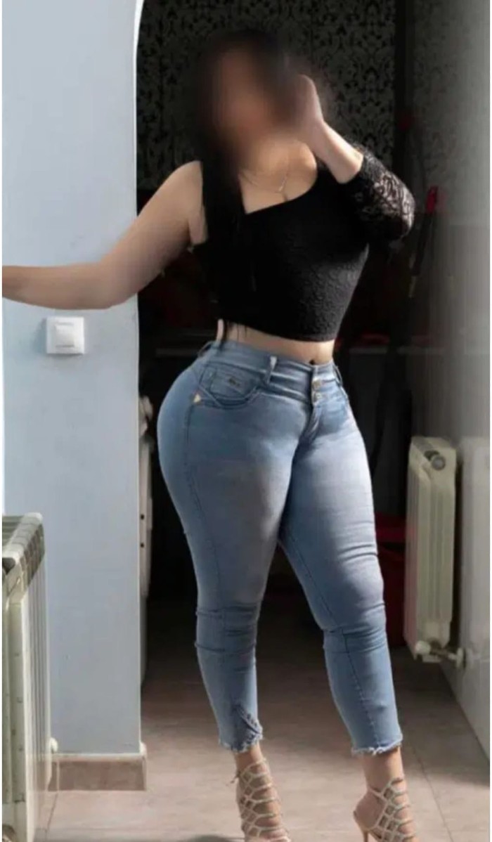 Blanquita,piernona,cachonda súper sexi