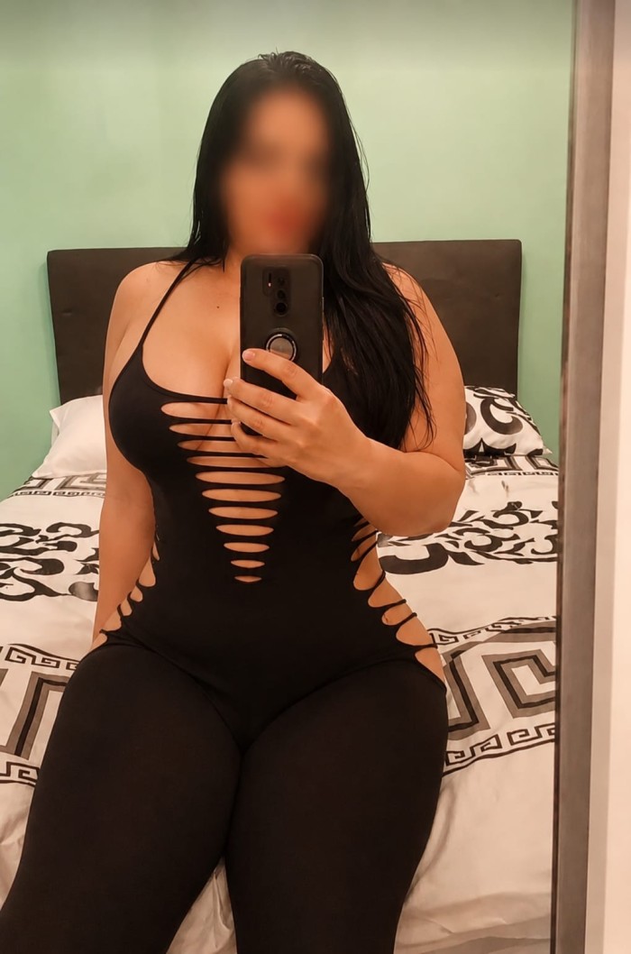 Blanquita,piernona,cachonda súper sexi