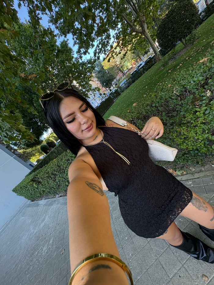 DAKOTA MUY MENTE ABIERTA FIESTERA Y DIVERTIDA