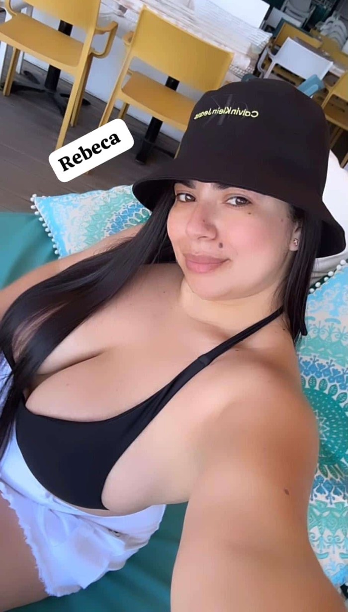 Chica complaciente traviesa dispuesta fiestera