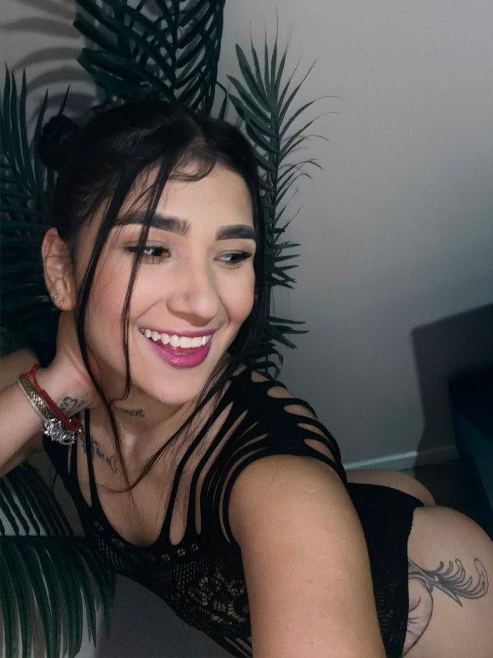 Violeta sexi delgada cañera te trata super bien