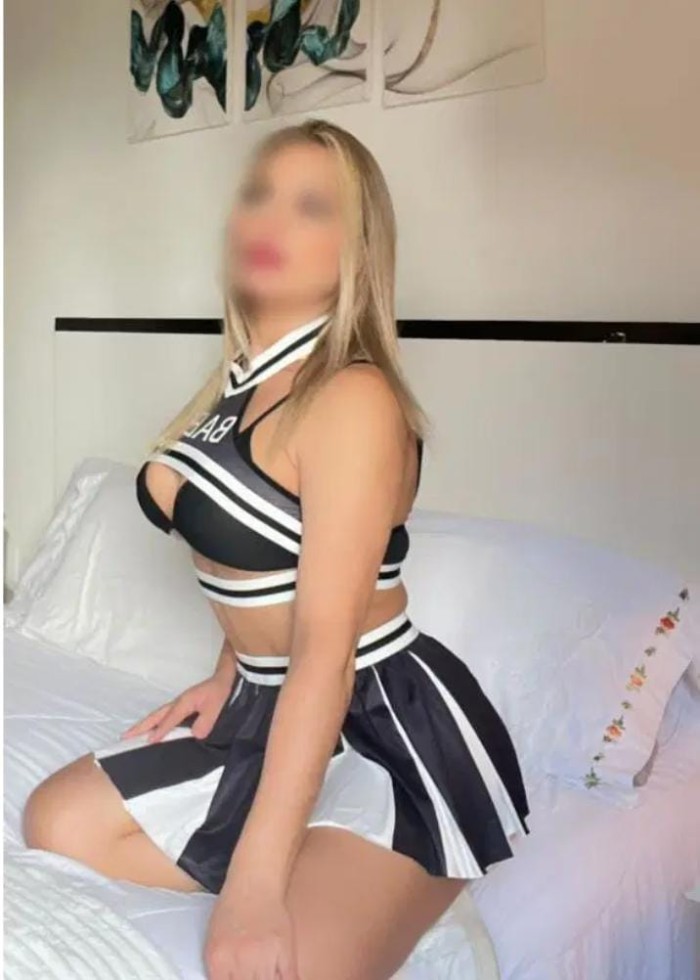 RUBIA CON TETAS DELICIOSAS VEN A FOLLARME