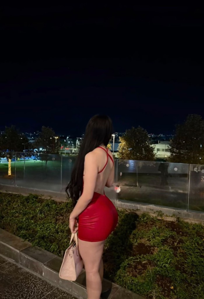 LATINA FOGOSA VISITANDO LA CIUDAD NOVEDAD