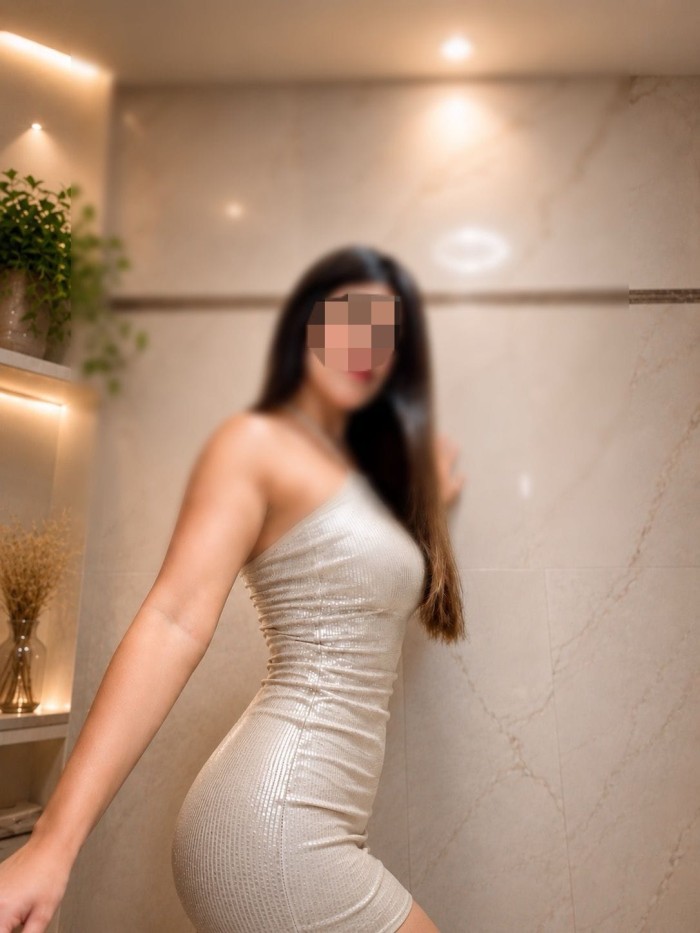 Chica delgada sexy guapa complaciente juguetona