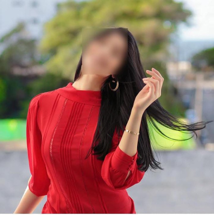 Mujer con de belleza exótica de piernas largas e interminables. Novedad