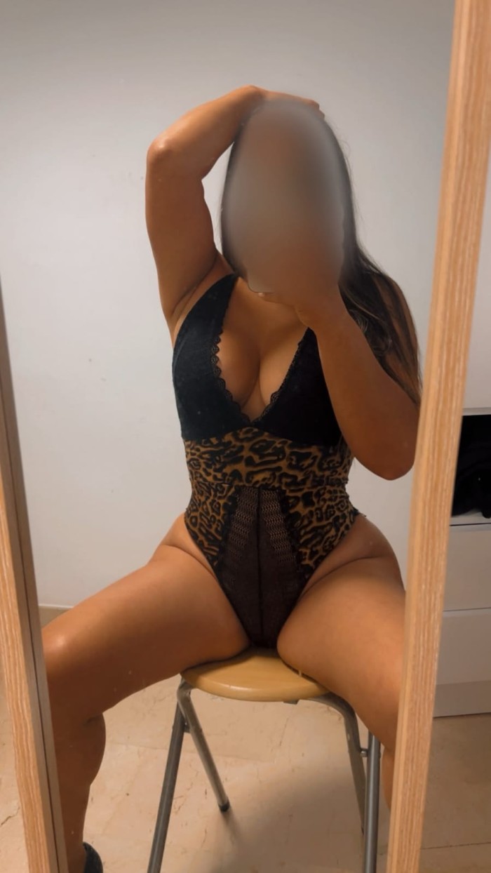 MORENA DELGADA DIVINA Y MORBOSA