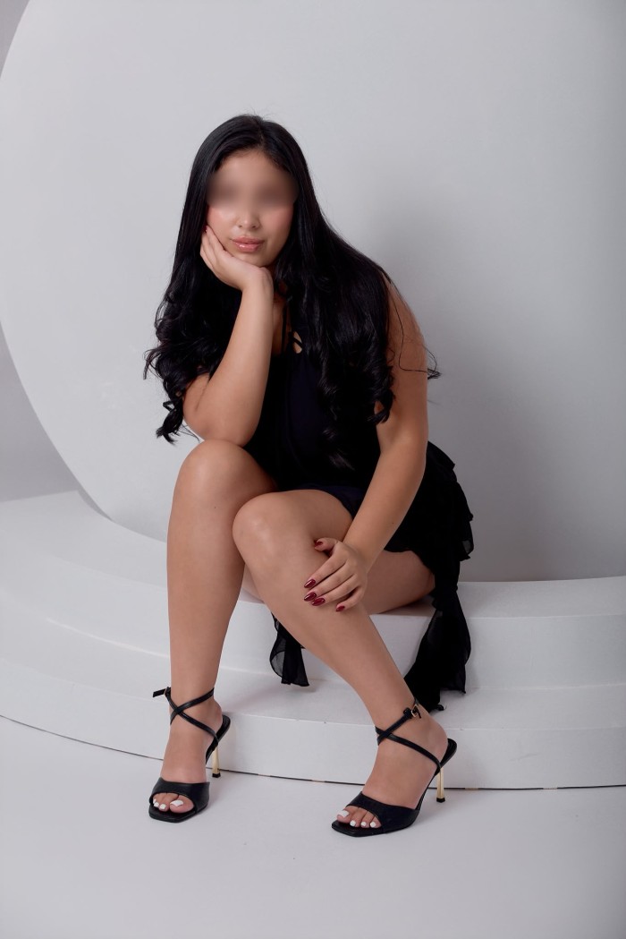 *preciosa curvy * caliente* pinto