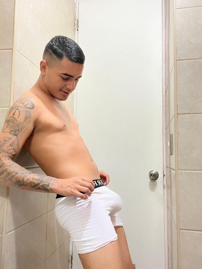 Latino full lechero con ganas de pasarla bien
