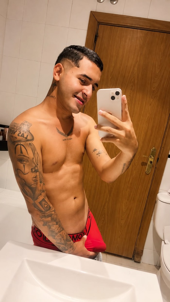 Latino full lechero con ganas de pasarla bien
