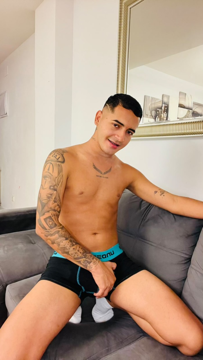 Latino full lechero con ganas de pasarla bien