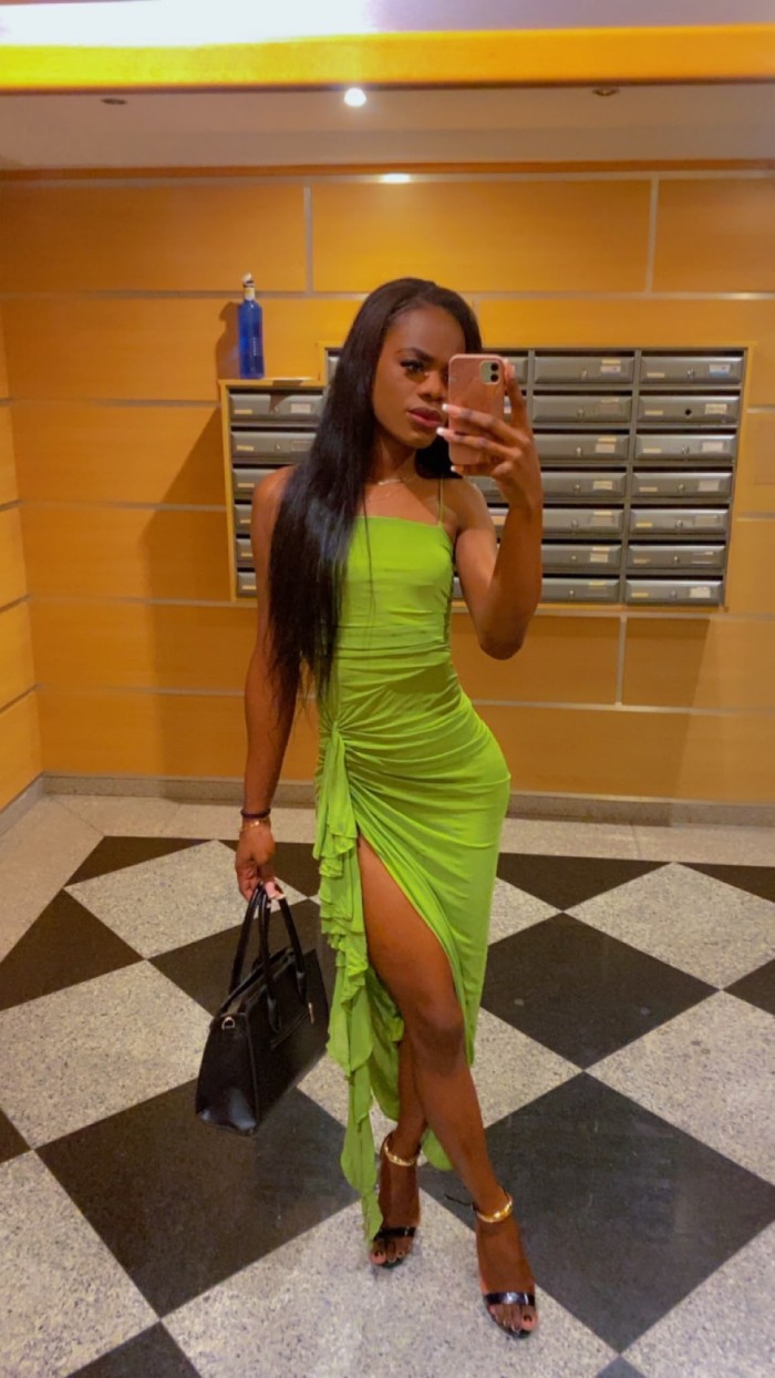 Candy chica trans bien dotada pollona jovencita