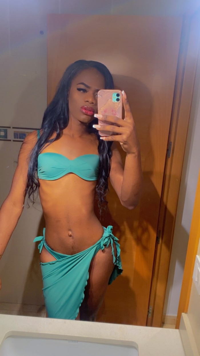 Candy chica trans bien dotada pollona jovencita