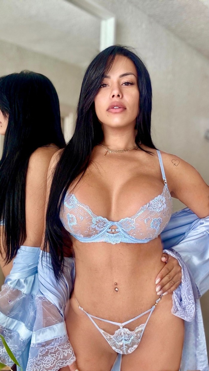 EN IBIZA BOMBA DE SEXO TRANS ARDIENTE FIESTERA