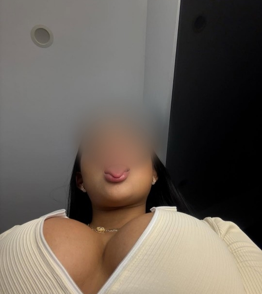 Disfruta unas tetas grandes y naturales