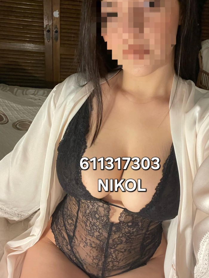 NIKOL ARDIENTE Y SENSUAL CUERPO NATURAL