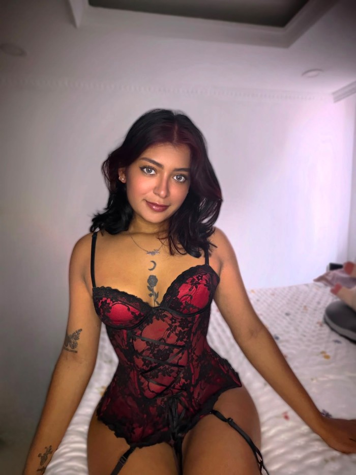 ESMERALDA MUY FIESTERA MENTE ABIERTA Y DIVERTIDA
