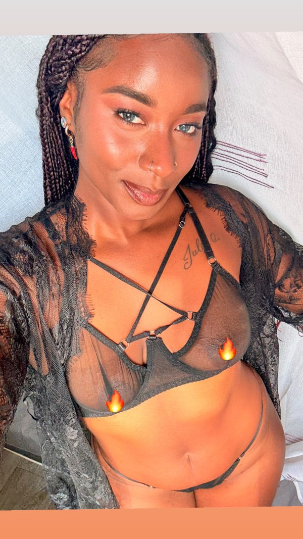 Ven donde tu negrita unas curvas y un trasero