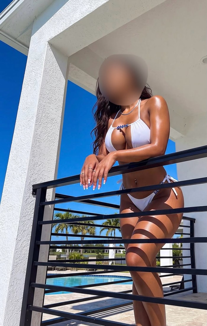 DELICIOSA JOVENCITA IMPLICADA ANSIOSA DE PLACER