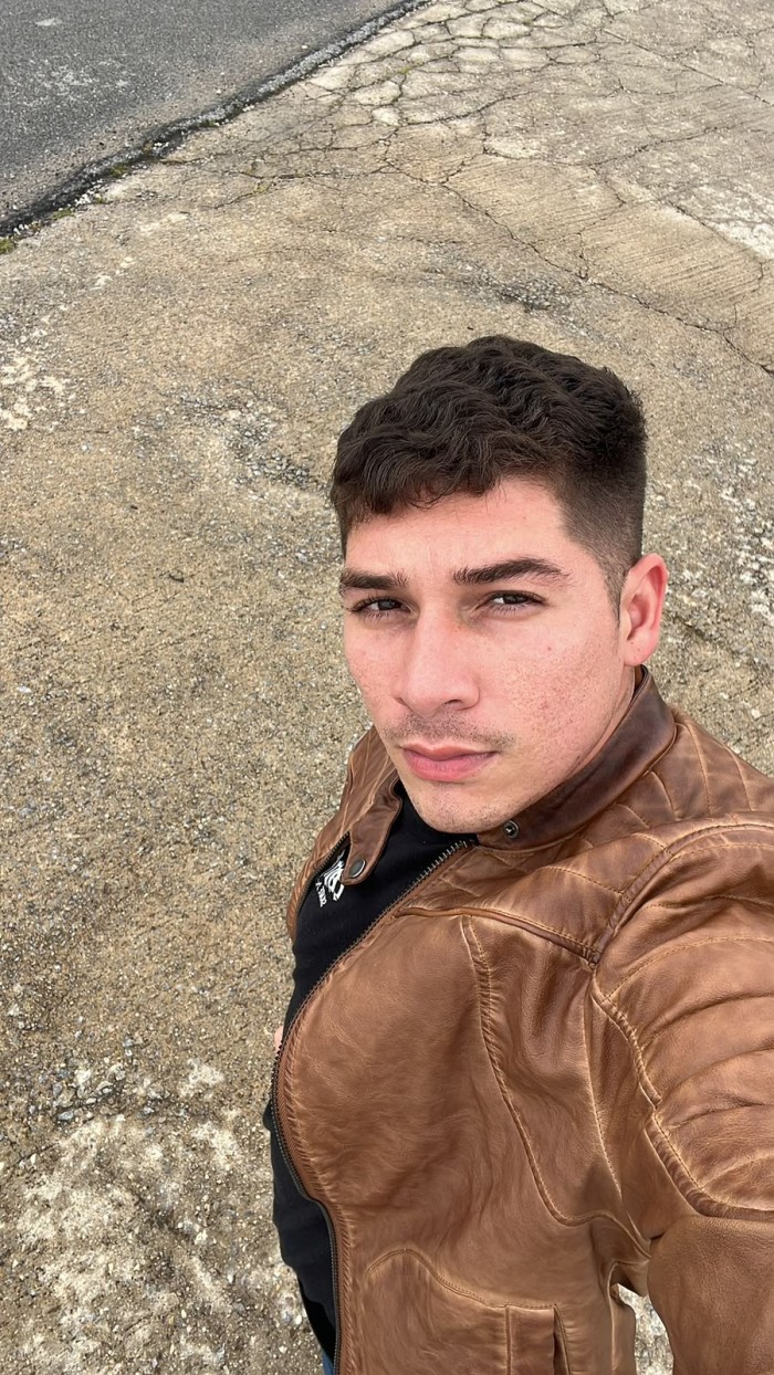 HOMBRE COLOMBIANO DISPUESTO A COMPLACERTE
