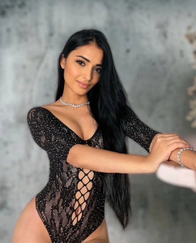Nicol jovencita cachonda acabadita de llegar