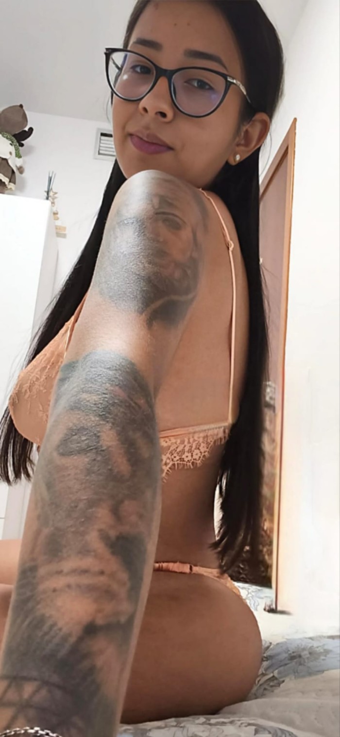 DISFRUTA DE MI COÑITO MUY ESTRECHO FIESTERA SEXY