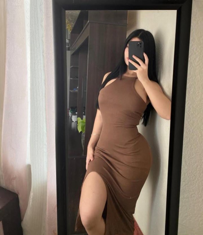 Bella morena implicada agradable atractiva