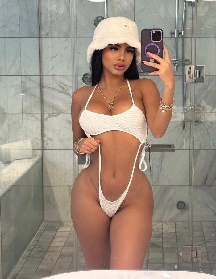 Joven colombiana ardiente en la cama