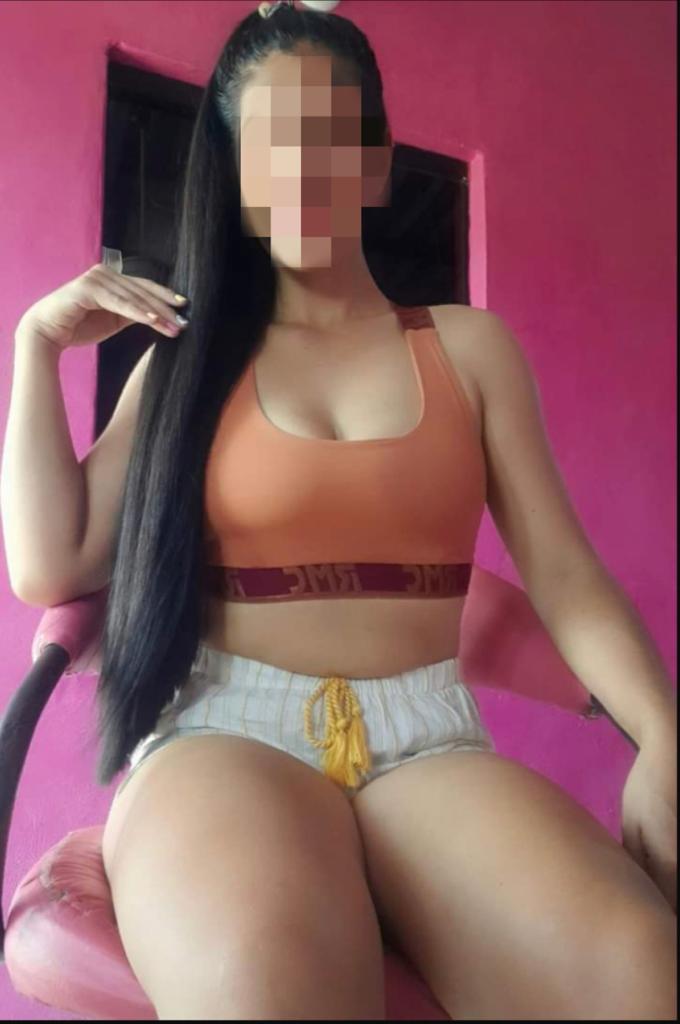 GUAPA CON UNA SONRISA CAUTIVADORA