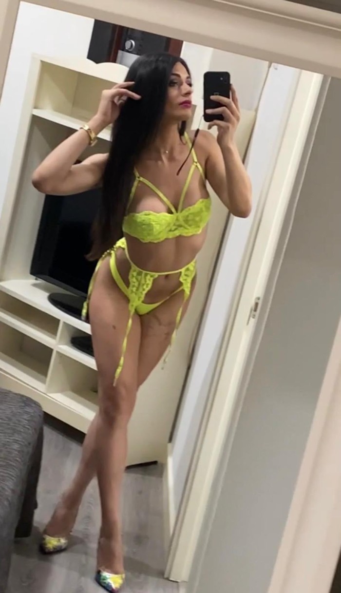 CHICA TRANS DELICIOSA LUJURIOSA IMPLICADA CACHONDA
