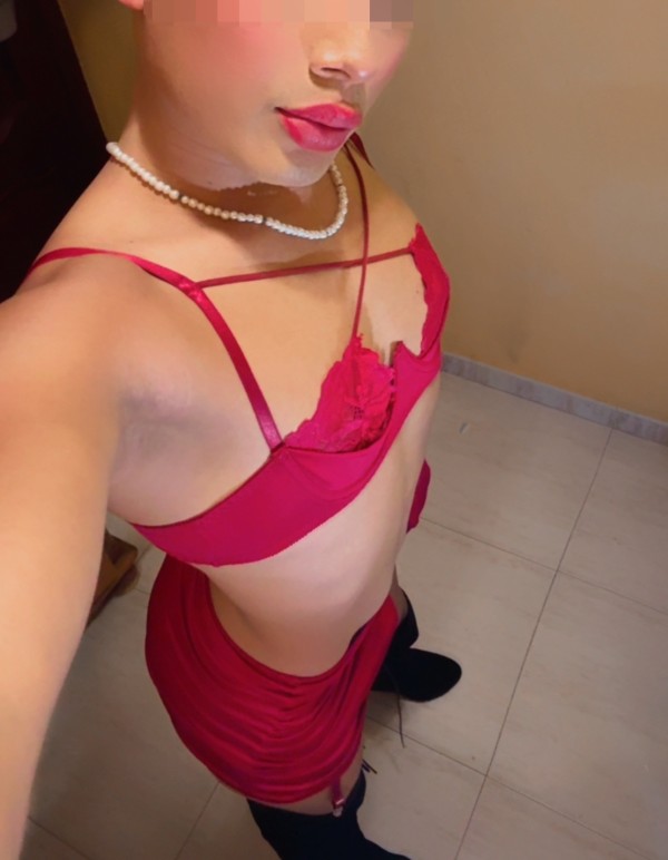 Femboy latina Versátil DOTADA disponible en el puerto