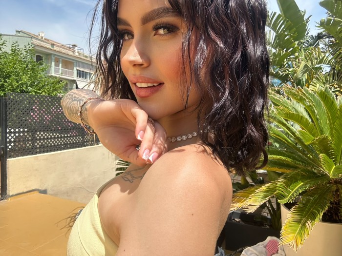 Celeste sexy jovencita caliente