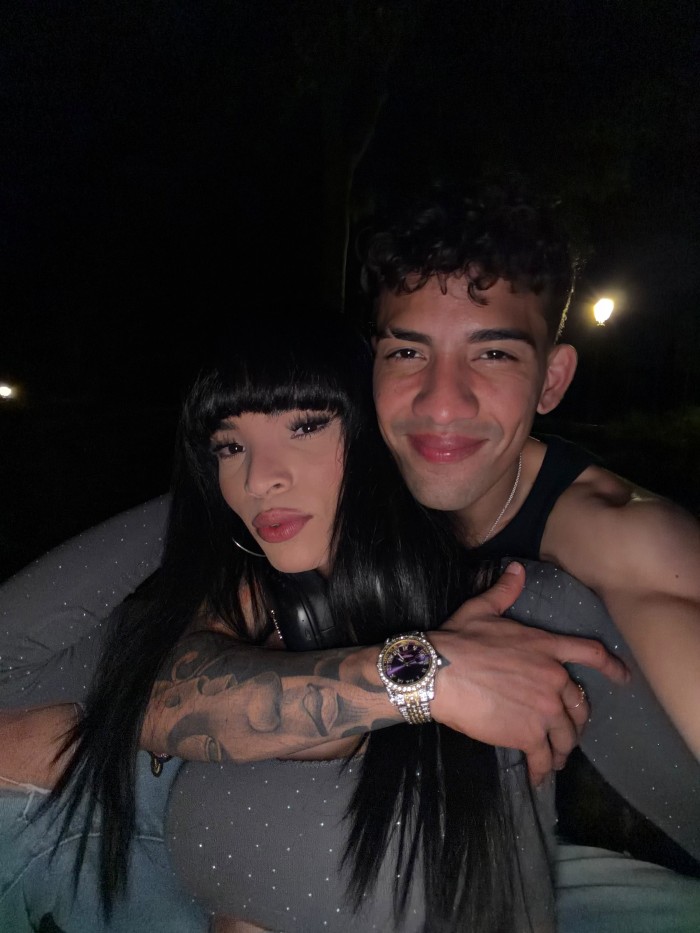 PAREJA DE NIÑATOS MUY EXTROVERTIDOS Y FIESTEROS
