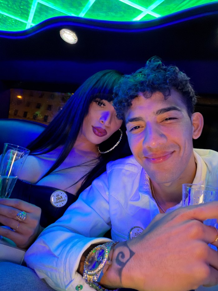 PAREJA DE NIÑATOS MUY EXTROVERTIDOS Y FIESTEROS