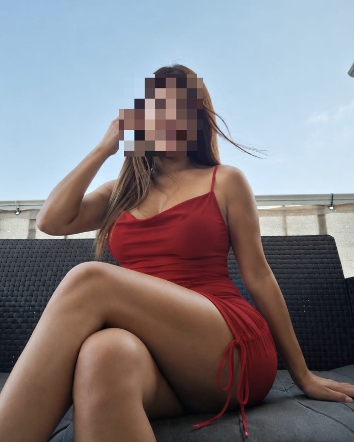 Latina caliente con clase y estilo en Alzira