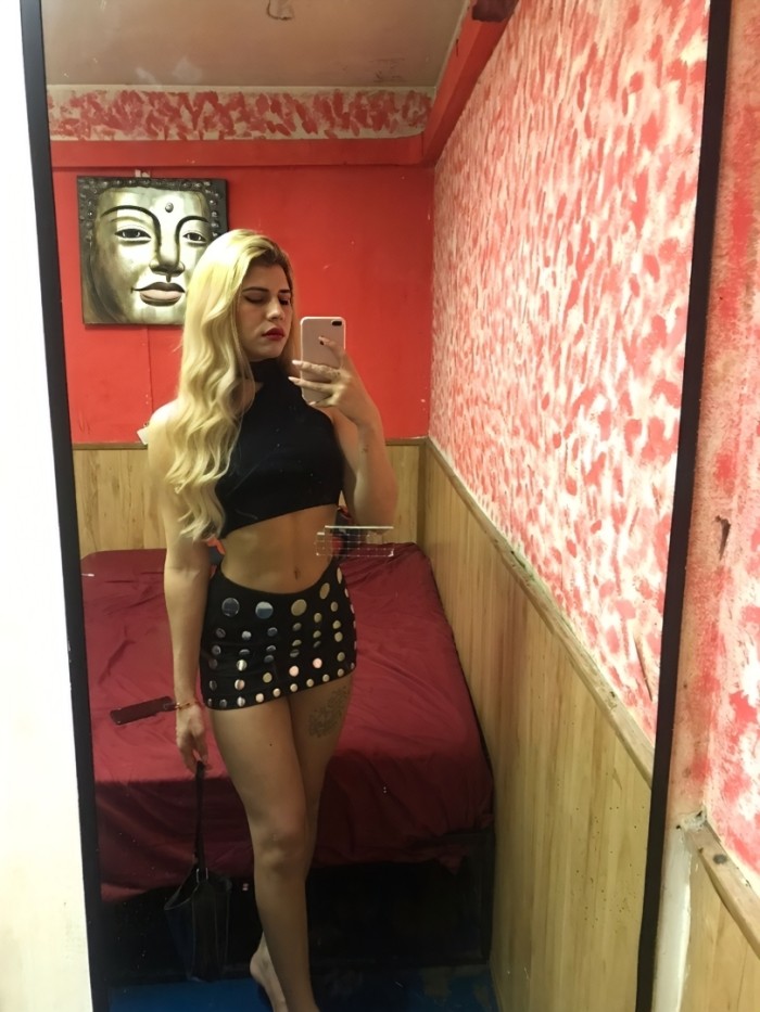TRANS HORMONADA CON RICO CULO TRAGON DESEANDO POLL