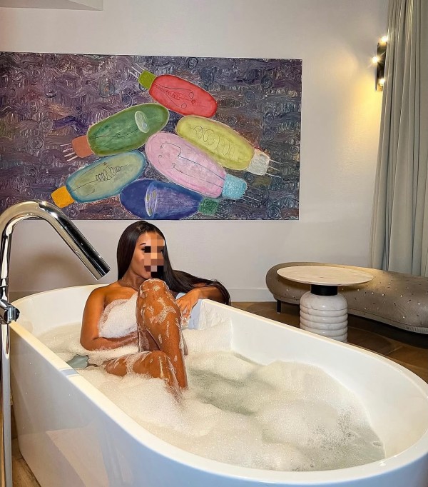 CHELSY — Encanto cubano, elegancia y diversión