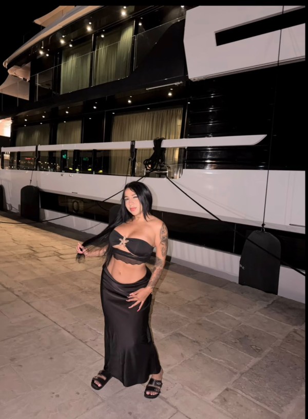 COLOMBIANA CURVY RECIÉN LLEGADA 24/7, Fiestera besos apasionados