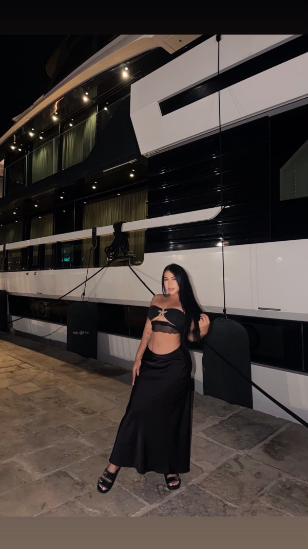 COLOMBIANA CURVY RECIÉN LLEGADA 24/7, Fiestera besos apasionados